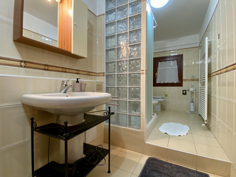 In una delle zone più strategiche e richieste di Vicenza, nel quartiere di Ponte Marchese, a poch...