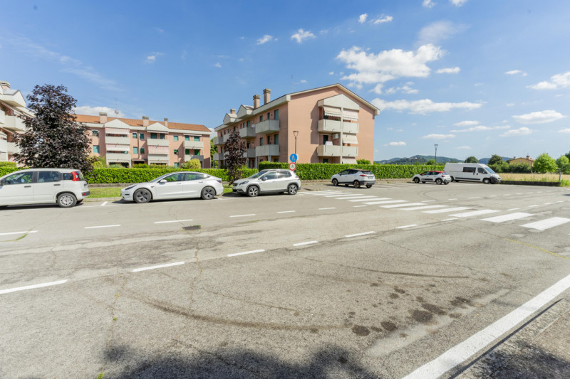 Se stai cercando una casa solida, spaziosa e adatta alla vita di tutti i giorni, questo appartame...