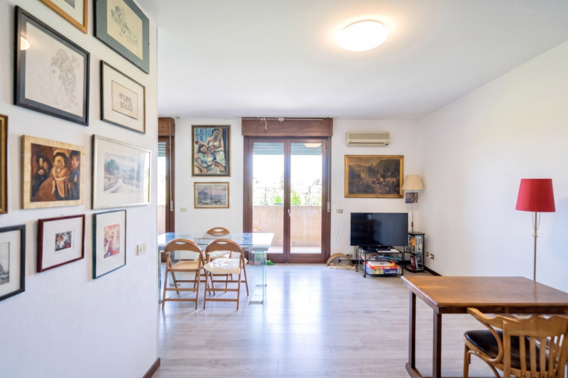 Se stai cercando una casa solida, spaziosa e adatta alla vita di tutti i giorni, questo appartame...