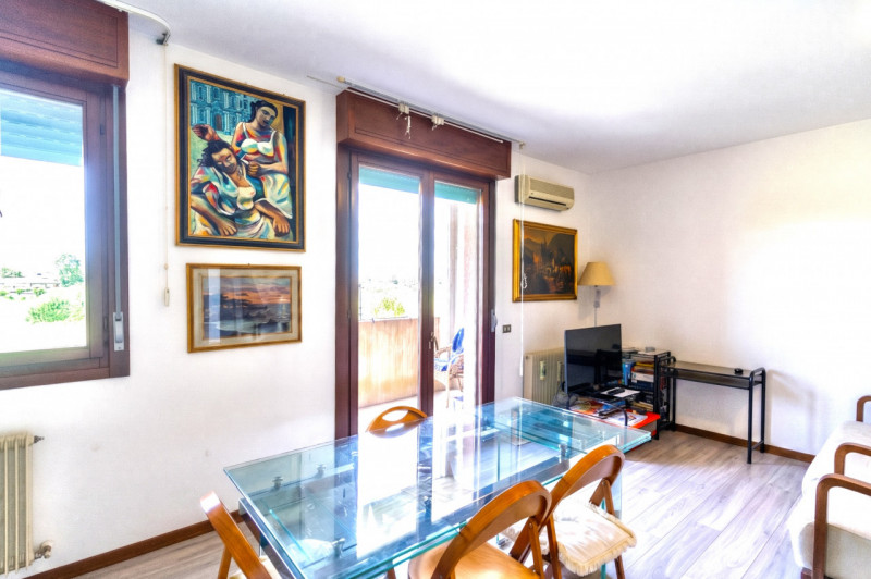 Se stai cercando una casa solida, spaziosa e adatta alla vita di tutti i giorni, questo appartame...