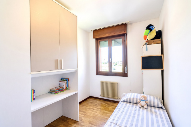 Se stai cercando una casa solida, spaziosa e adatta alla vita di tutti i giorni, questo appartame...