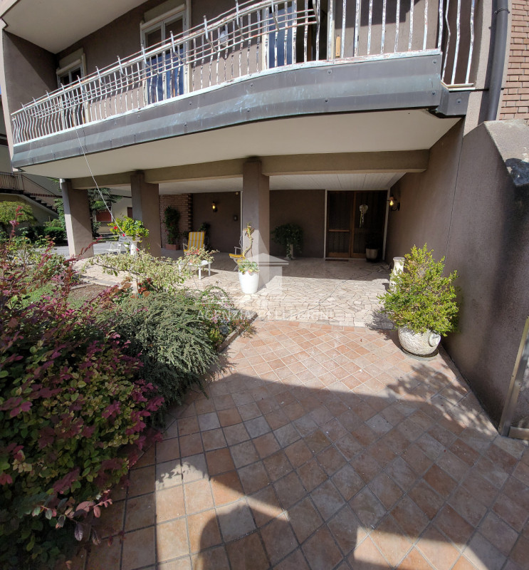 VICENZA – LAGHETTO, in bifamiliare sovrapposta, proponiamo un ampio tricamere al piano primo con ...