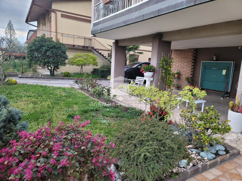 VICENZA – LAGHETTO, in bifamiliare sovrapposta, proponiamo un ampio tricamere al piano primo con ...