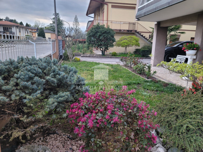 VICENZA – LAGHETTO, in bifamiliare sovrapposta, proponiamo un ampio tricamere al piano primo con ...