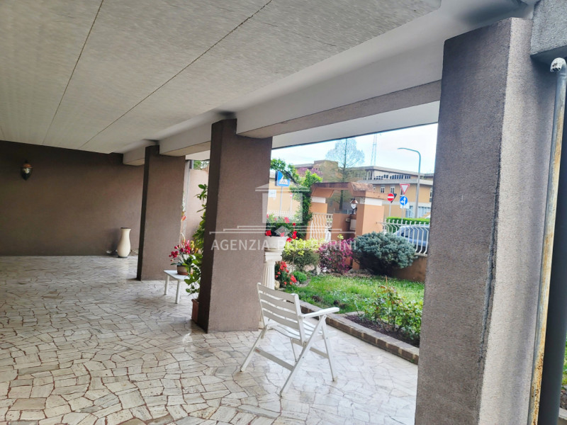 VICENZA – LAGHETTO, in bifamiliare sovrapposta, proponiamo un ampio tricamere al piano primo con ...