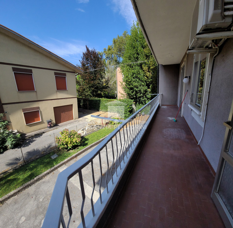 VICENZA – LAGHETTO, in bifamiliare sovrapposta, proponiamo un ampio tricamere al piano primo con ...