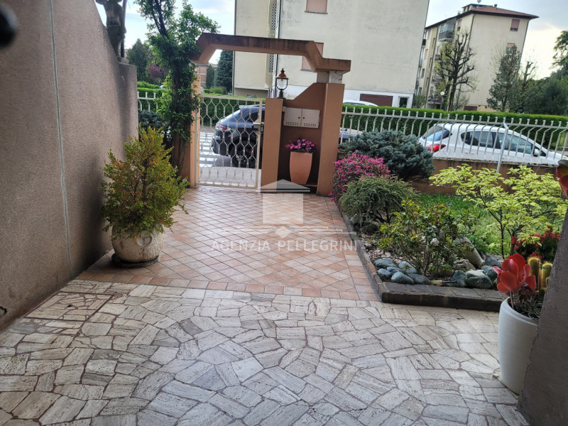 VICENZA – LAGHETTO, in bifamiliare sovrapposta, proponiamo un ampio tricamere al piano primo con ...