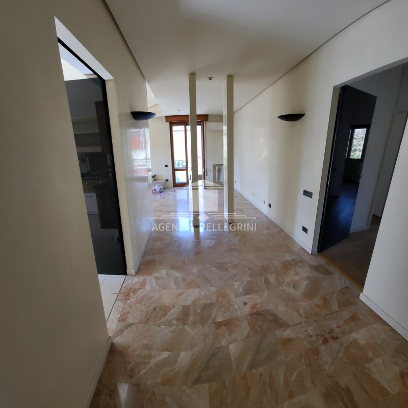 VICENZA – LAGHETTO, in bifamiliare sovrapposta, proponiamo un ampio tricamere al piano primo con ...