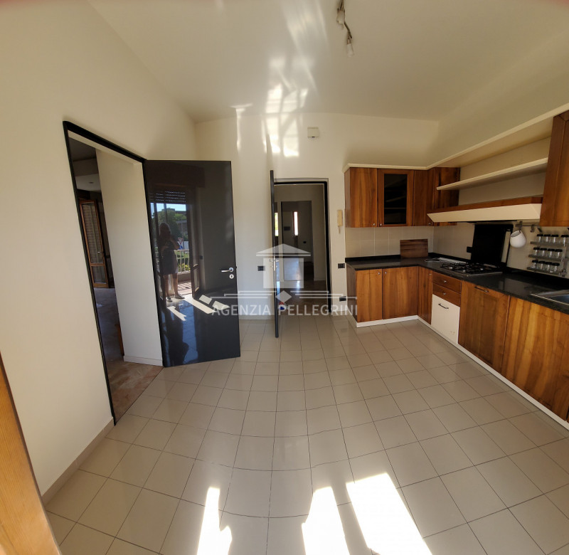 VICENZA – LAGHETTO, in bifamiliare sovrapposta, proponiamo un ampio tricamere al piano primo con ...