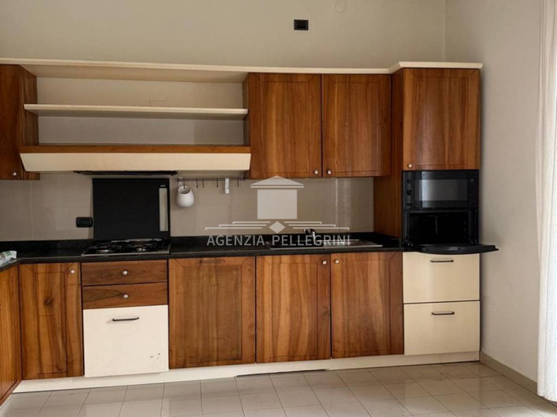 VICENZA – LAGHETTO, in bifamiliare sovrapposta, proponiamo un ampio tricamere al piano primo con ...