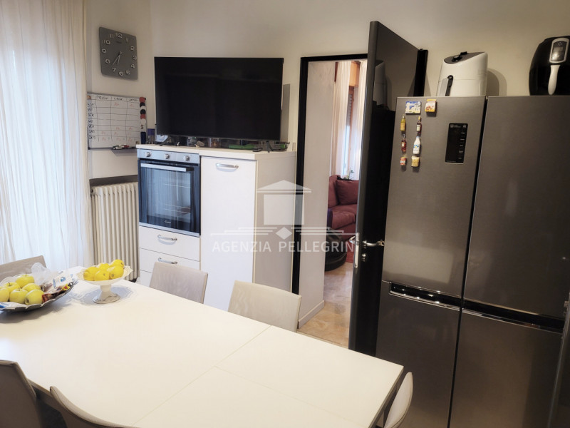 VICENZA – LAGHETTO, in bifamiliare sovrapposta, proponiamo un ampio tricamere al piano primo con ...