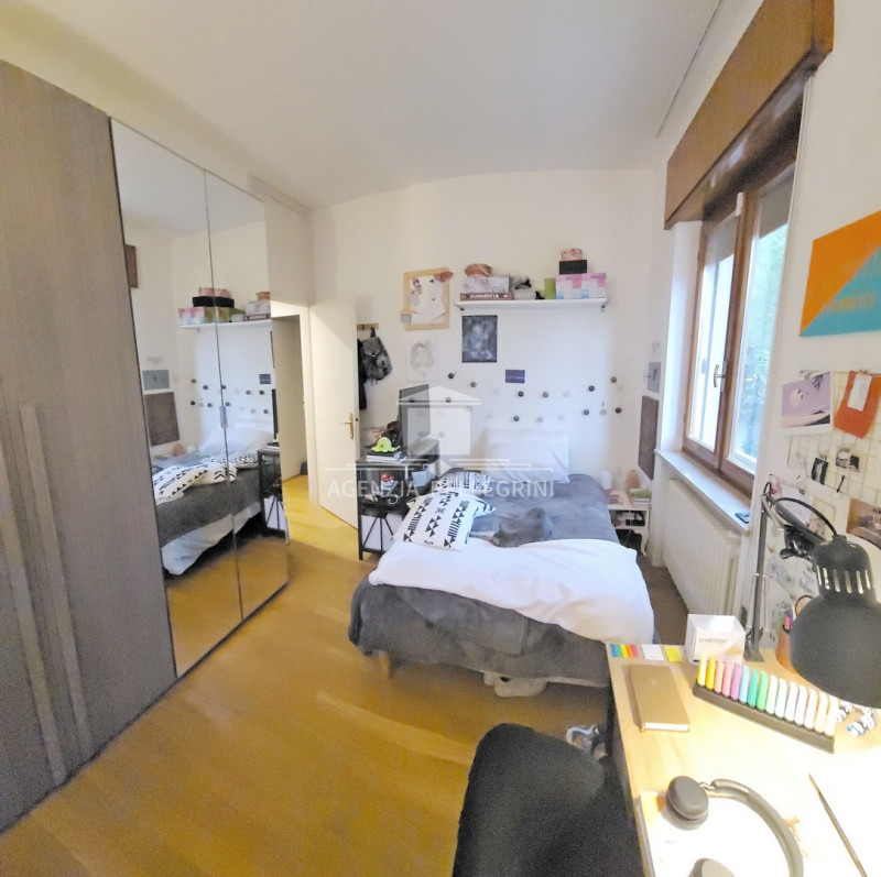 VICENZA – LAGHETTO, in bifamiliare sovrapposta, proponiamo un ampio tricamere al piano primo con ...