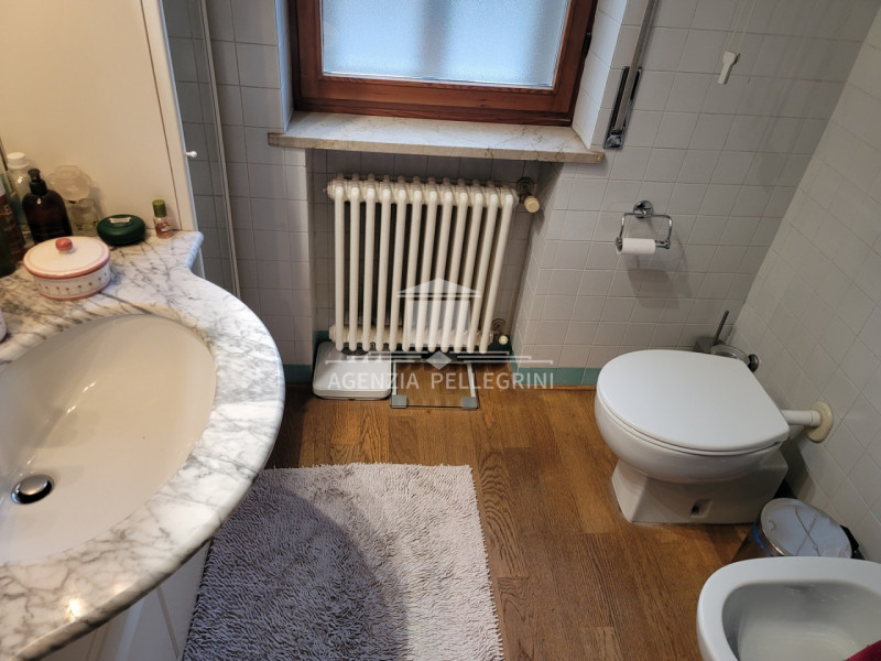 VICENZA – LAGHETTO, in bifamiliare sovrapposta, proponiamo un ampio tricamere al piano primo con ...