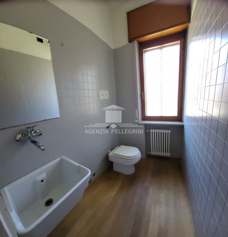 VICENZA – LAGHETTO, in bifamiliare sovrapposta, proponiamo un ampio tricamere al piano primo con ...