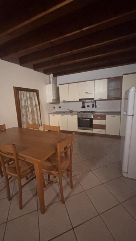 Ciao da Arcobaleno Immobiliare!  
Oggi ti presentiamo un grazioso bilocale in centro ad Este, per...