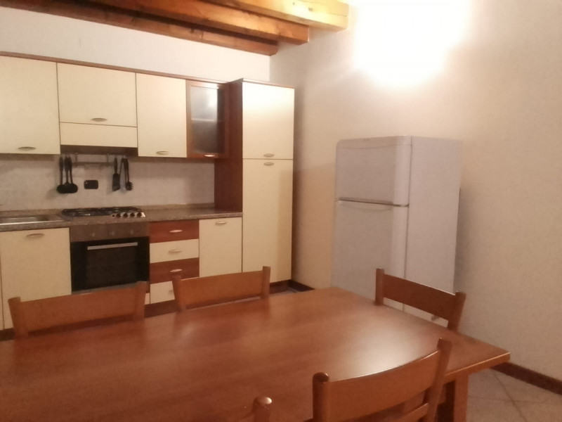 Ciao da Arcobaleno Immobiliare!  
Oggi ti presentiamo un grazioso bilocale in centro ad Este, per...