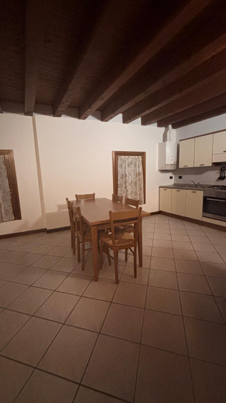 Ciao da Arcobaleno Immobiliare!  
Oggi ti presentiamo un grazioso bilocale in centro ad Este, per...