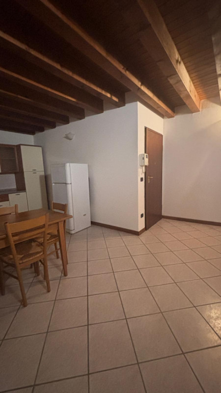 Ciao da Arcobaleno Immobiliare!  
Oggi ti presentiamo un grazioso bilocale in centro ad Este, per...