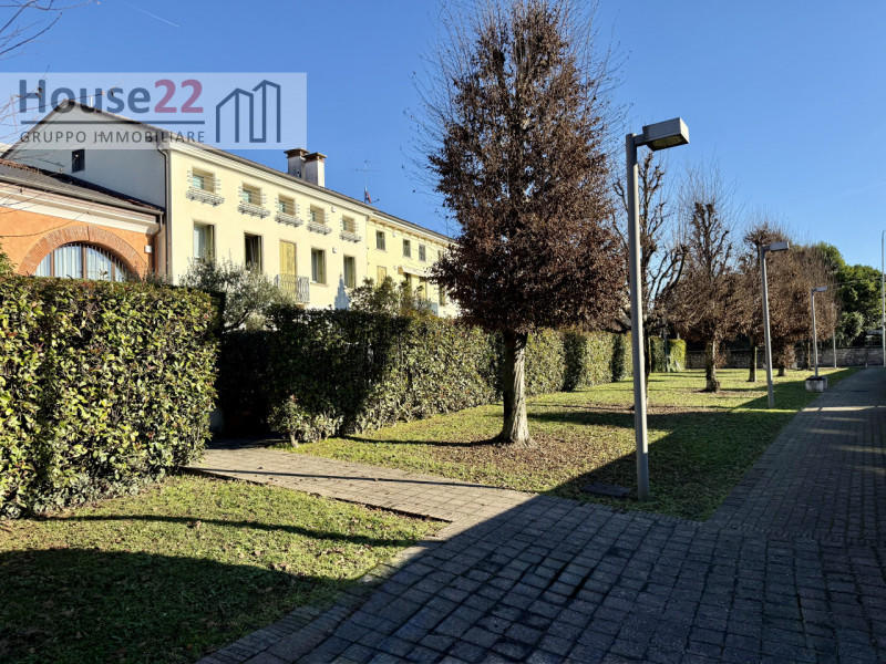 ZONA STADIO - VICENZA. In recente e signorile palazzina di sole 5 unità abitative proponiamo AMPI...