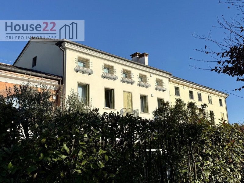 ZONA CORSO PADOVA - VICENZA. In recente e signorile palazzina di sole 5 unità abitative proponiam...