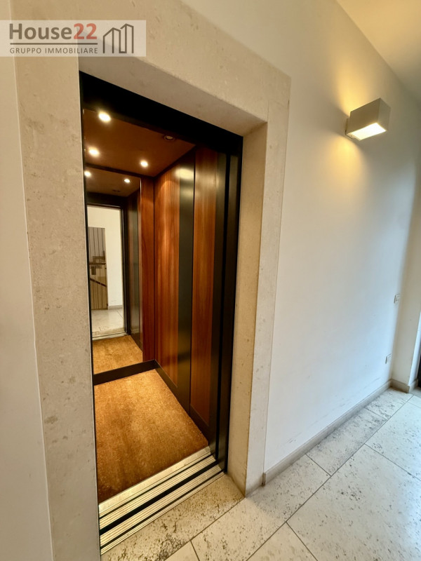 ZONA CORSO PADOVA - VICENZA. In recente e signorile palazzina di sole 5 unità abitative proponiam...