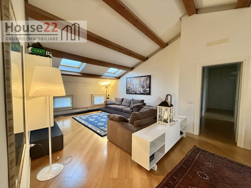 ZONA CORSO PADOVA - VICENZA. In recente e signorile palazzina di sole 5 unità abitative proponiam...