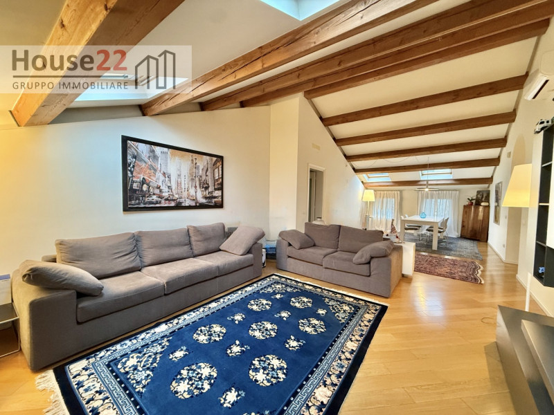 ZONA CORSO PADOVA - VICENZA. In recente e signorile palazzina di sole 5 unità abitative proponiam...