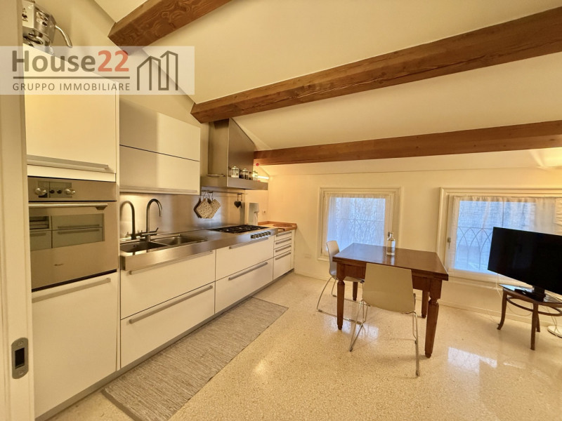 ZONA CORSO PADOVA - VICENZA. In recente e signorile palazzina di sole 5 unità abitative proponiam...