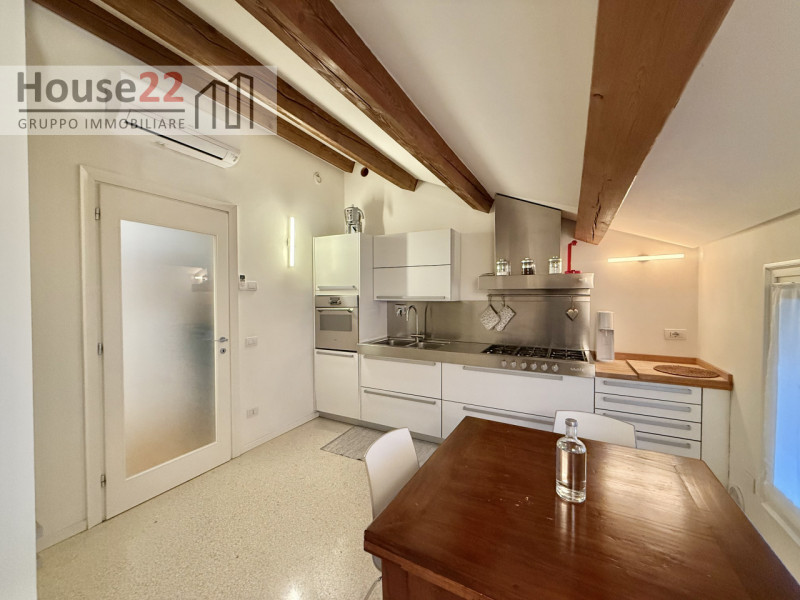 ZONA CORSO PADOVA - VICENZA. In recente e signorile palazzina di sole 5 unità abitative proponiam...