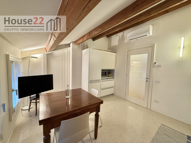 ZONA CORSO PADOVA - VICENZA. In recente e signorile palazzina di sole 5 unità abitative proponiam...