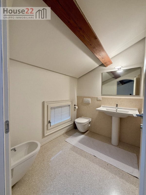 ZONA CORSO PADOVA - VICENZA. In recente e signorile palazzina di sole 5 unità abitative proponiam...