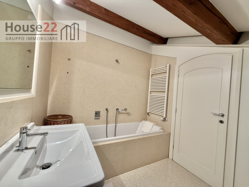 ZONA CORSO PADOVA - VICENZA. In recente e signorile palazzina di sole 5 unità abitative proponiam...