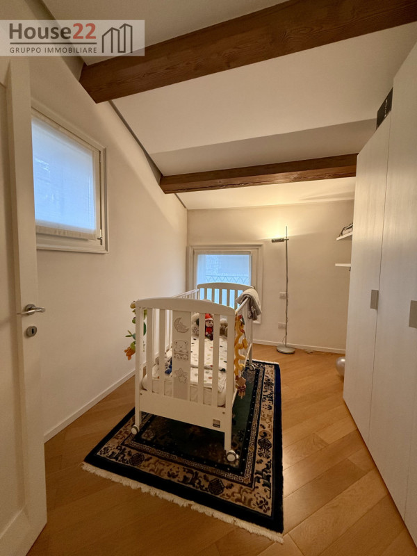 ZONA CORSO PADOVA - VICENZA. In recente e signorile palazzina di sole 5 unità abitative proponiam...