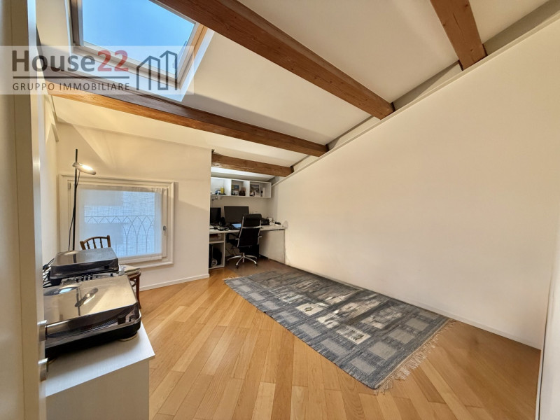 ZONA CORSO PADOVA - VICENZA. In recente e signorile palazzina di sole 5 unità abitative proponiam...