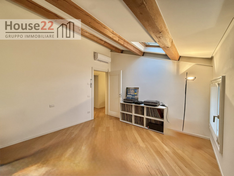 ZONA CORSO PADOVA - VICENZA. In recente e signorile palazzina di sole 5 unità abitative proponiam...