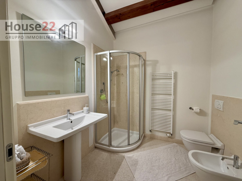 ZONA CORSO PADOVA - VICENZA. In recente e signorile palazzina di sole 5 unità abitative proponiam...