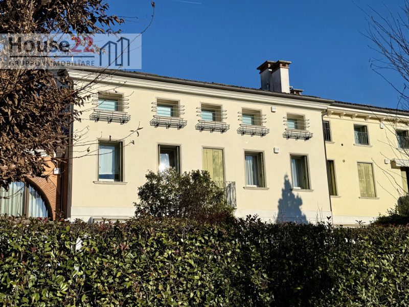 ZONA CORSO PADOVA - VICENZA. In recente e signorile palazzina di sole 5 unità abitative proponiam...