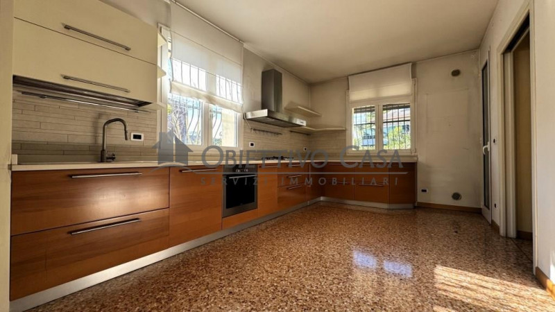 Rif: “PD680” ARCELLA – San Carlo

Questa villa monofamiliare dalle grandi metrature, non è solo u...