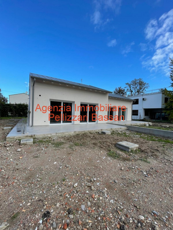 Sei alla ricerca di una casa nuova, moderna e funzionale, disposta su un unico piano? Abbiamo la ...