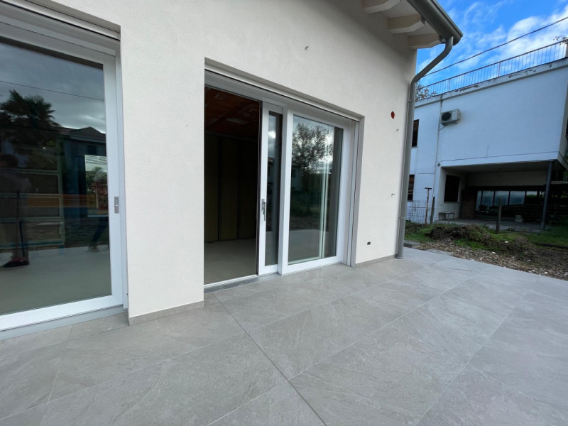 Sei alla ricerca di una casa nuova, moderna e funzionale, disposta su un unico piano? Abbiamo la ...