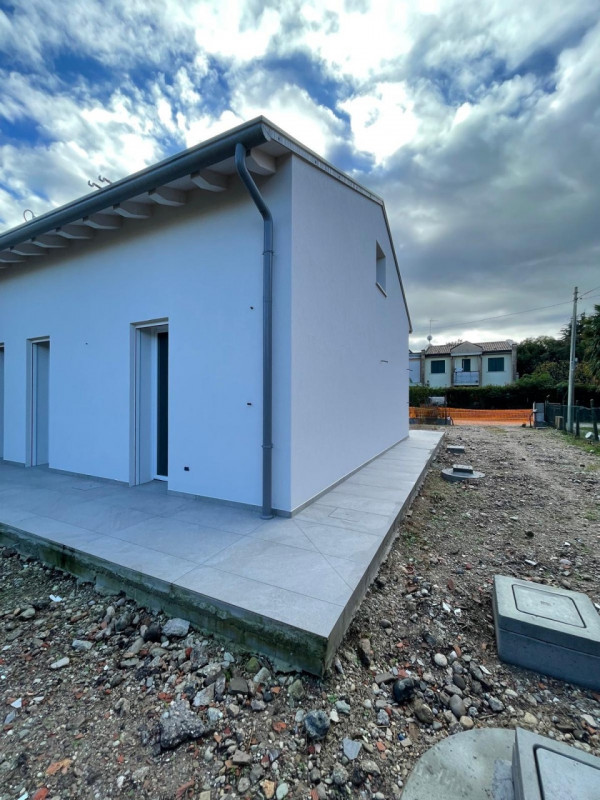 Sei alla ricerca di una casa nuova, moderna e funzionale, disposta su un unico piano? Abbiamo la ...