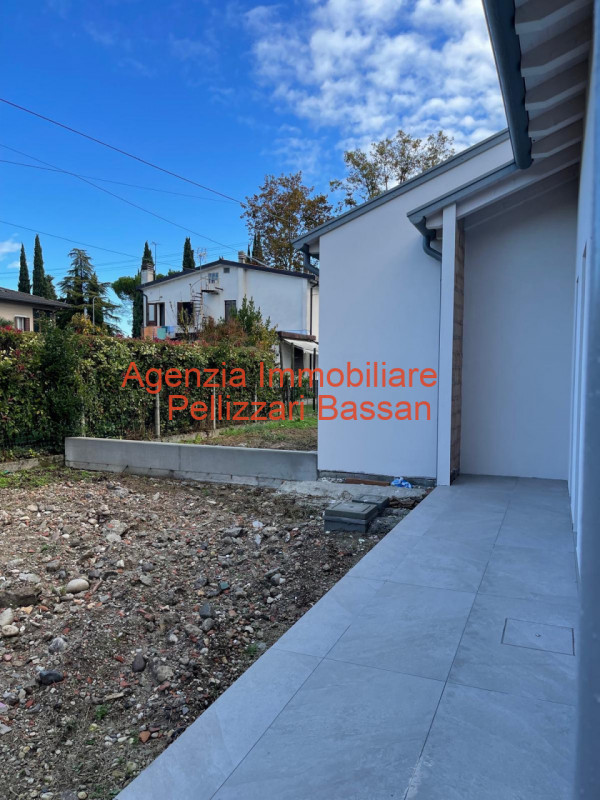 Sei alla ricerca di una casa nuova, moderna e funzionale, disposta su un unico piano? Abbiamo la ...