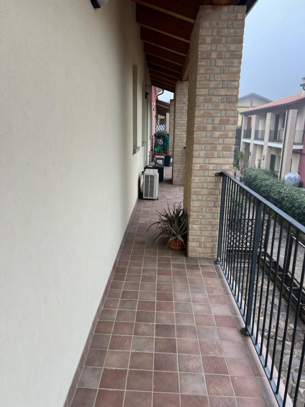 Affittasi appartamento al primo piano in contesto condominiale sito a pochissima distanza dal cen...