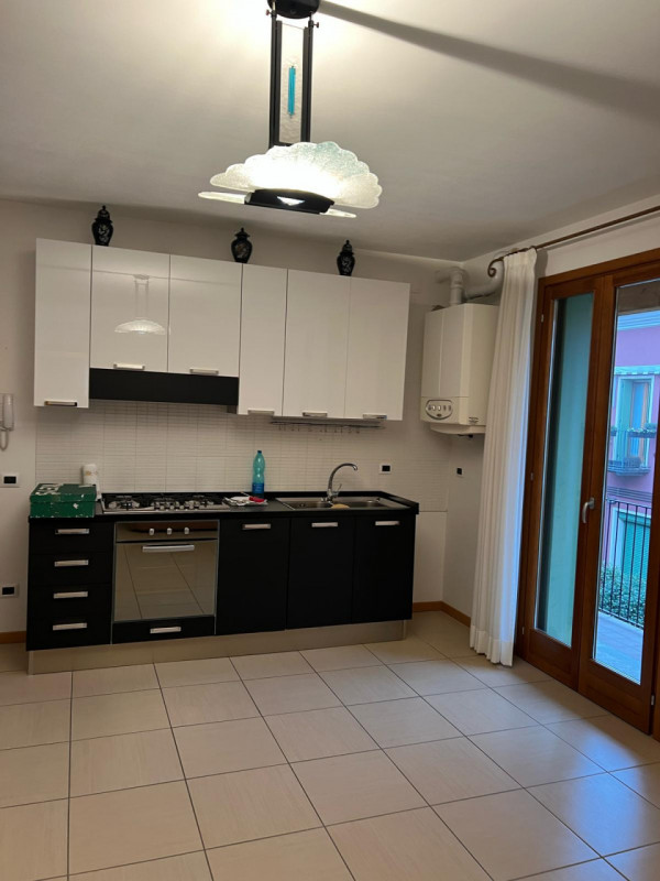 Affittasi appartamento al primo piano in contesto condominiale sito a pochissima distanza dal cen...