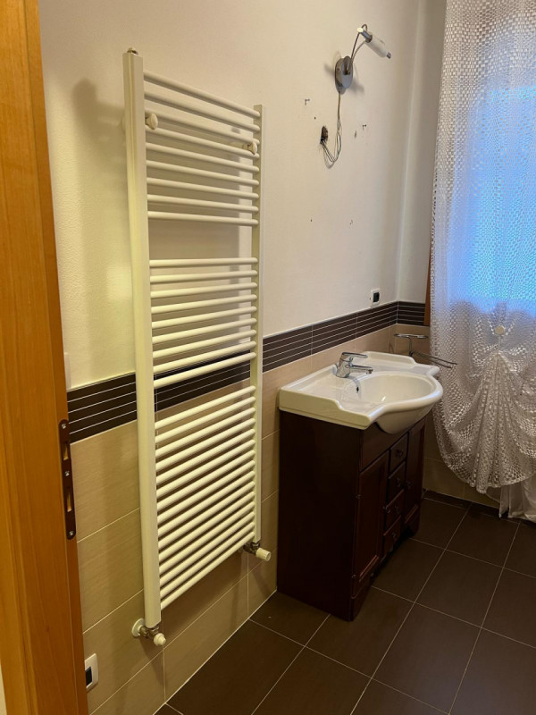 Affittasi appartamento al primo piano in contesto condominiale sito a pochissima distanza dal cen...