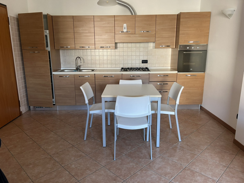 Affittasi appartamento al primo piano con garage in contesto condominiale sito a pochissima dista...