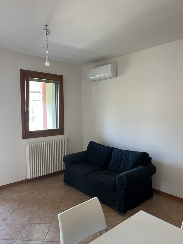 Affittasi appartamento al primo piano con garage in contesto condominiale sito a pochissima dista...