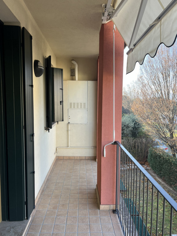 Affittasi appartamento al primo piano con garage in contesto condominiale sito a pochissima dista...