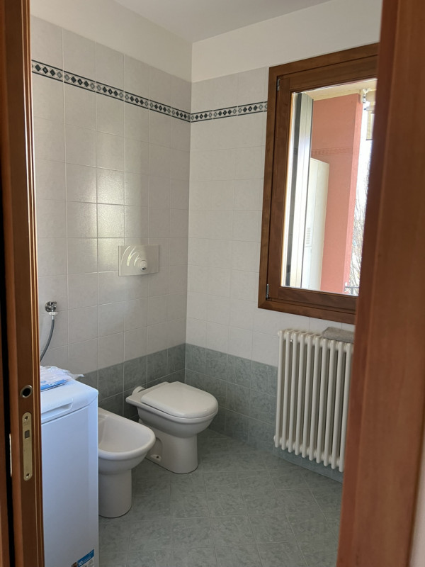 Affittasi appartamento al primo piano con garage in contesto condominiale sito a pochissima dista...