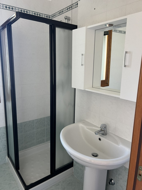 Affittasi appartamento al primo piano con garage in contesto condominiale sito a pochissima dista...